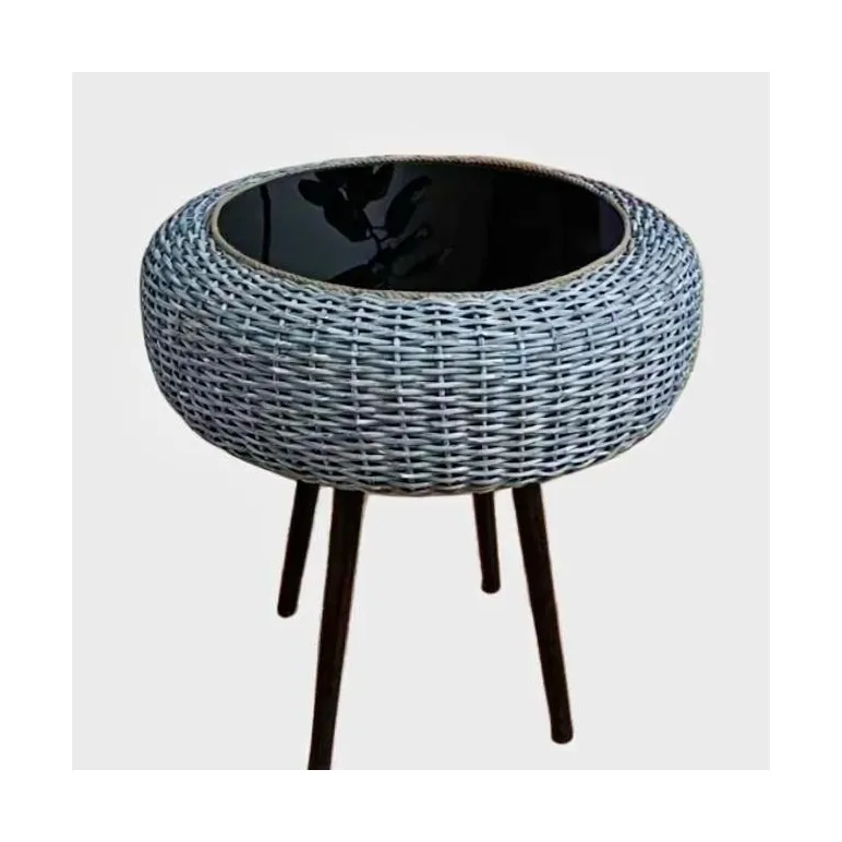 Стол из ротанга ручной работы