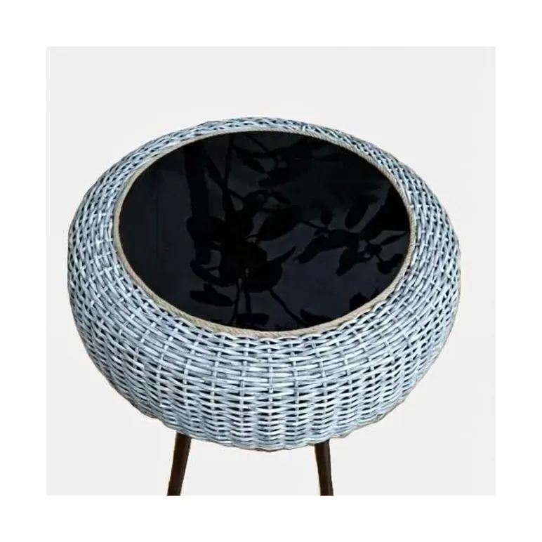 Стол из ротанга ручной работы