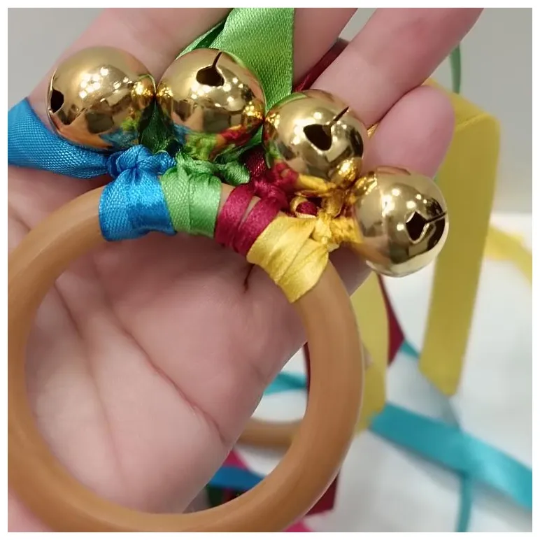 Сенсорное Монтессори-кольцо с бубенцами и лентами