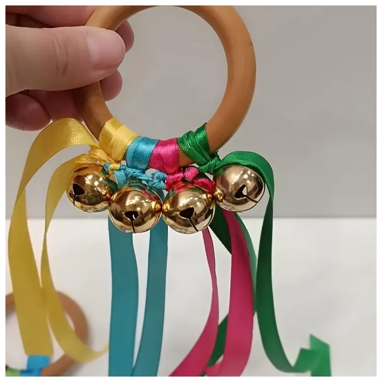 Сенсорное Монтессори-кольцо с бубенцами и лентами