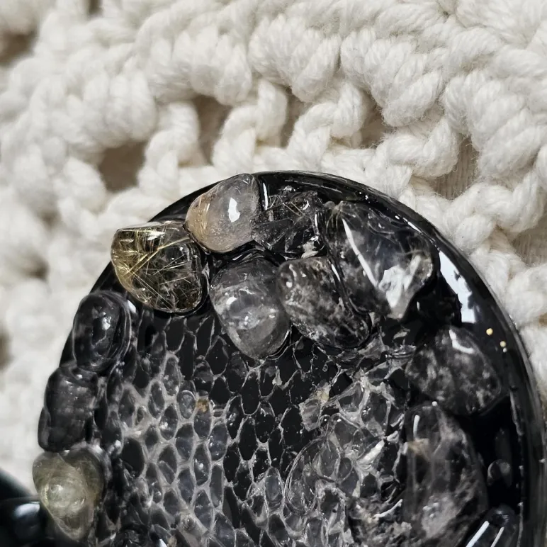 Кулон с агатом и шкурой змеи ручной работы