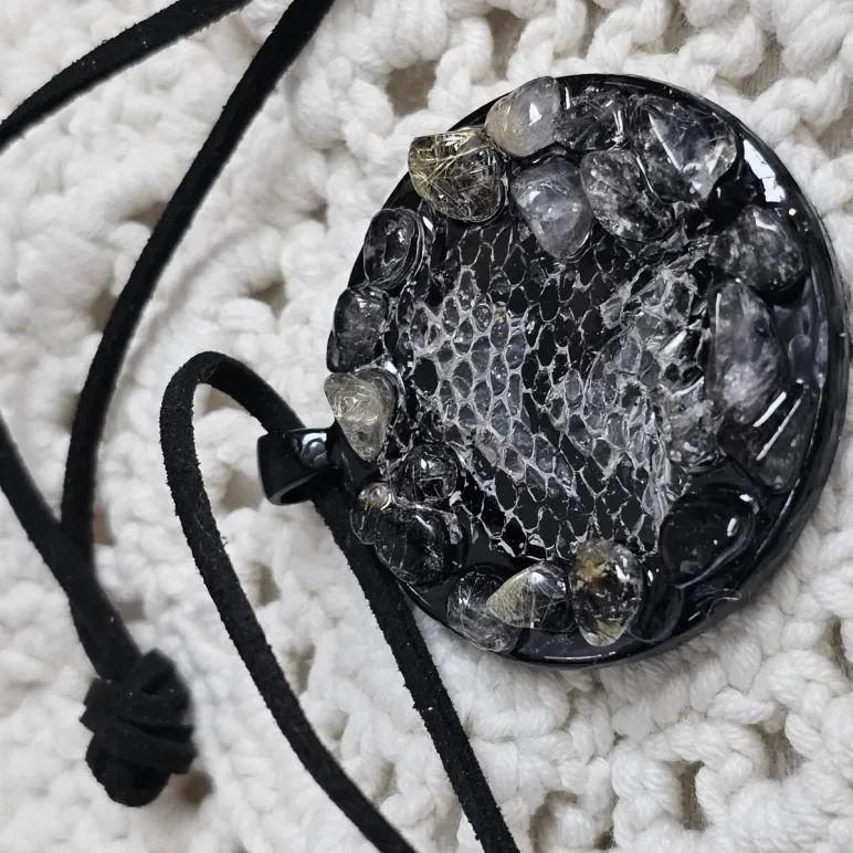 Кулон с агатом и шкурой змеи ручной работы