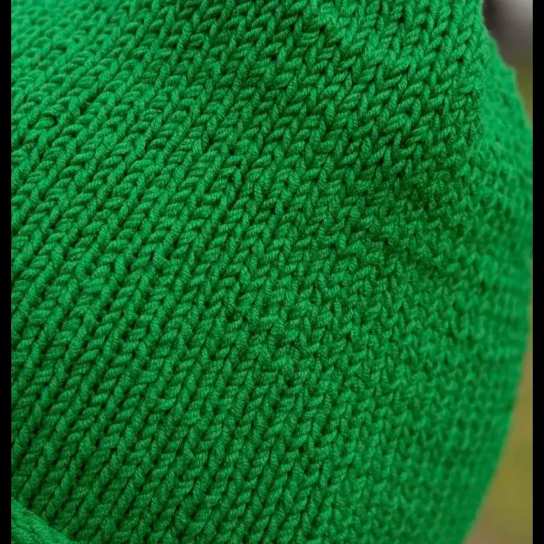 Зеленая шапка-бини ручной вязки осень/весна