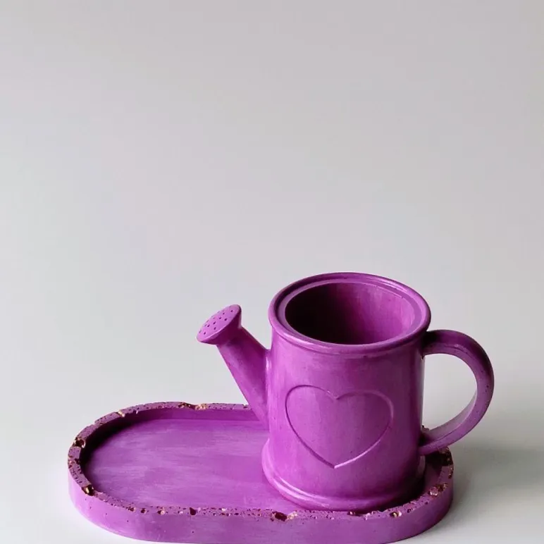 Поднос и кашпо из гипса.