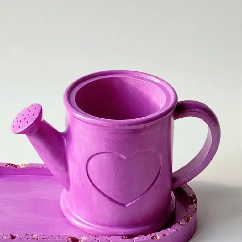 Поднос и кашпо из гипса.