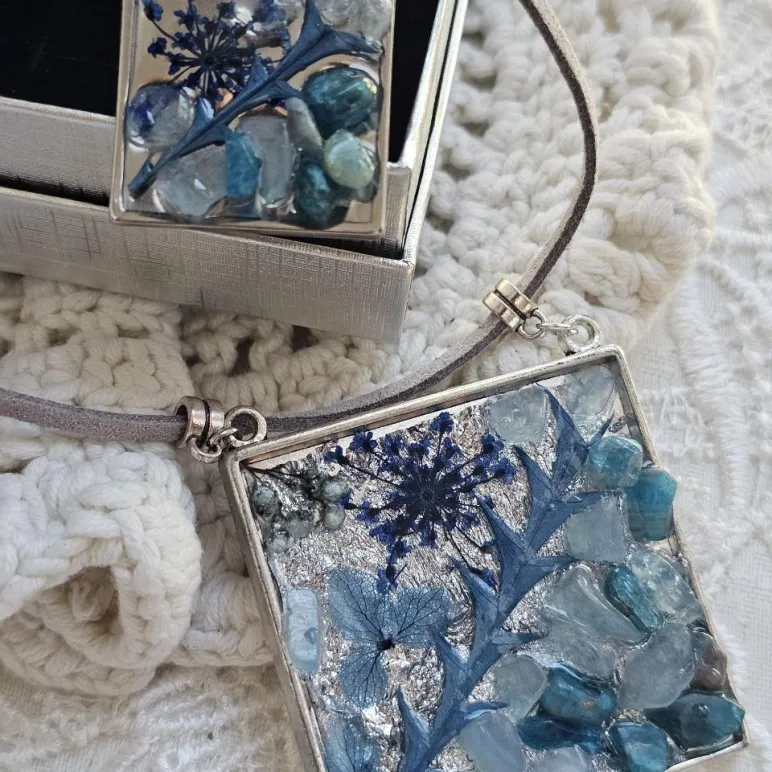 Комплект клон и кольцо с аквамарином и апатитом