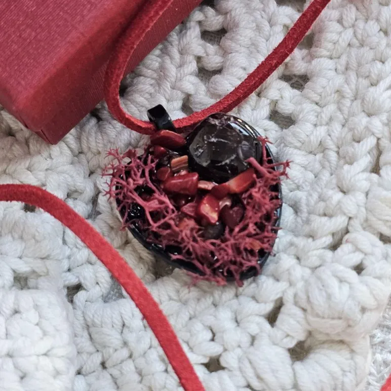 Кулон сердце с гранатом и кораллом