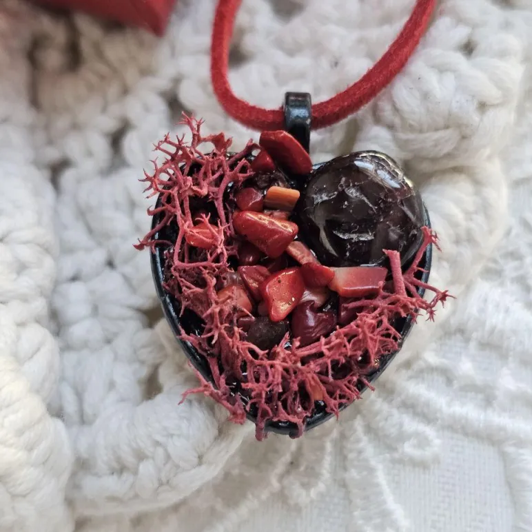 Кулон сердце с гранатом и кораллом