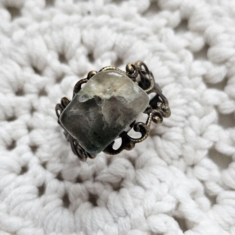 Кольцо с камнем волосы венеры