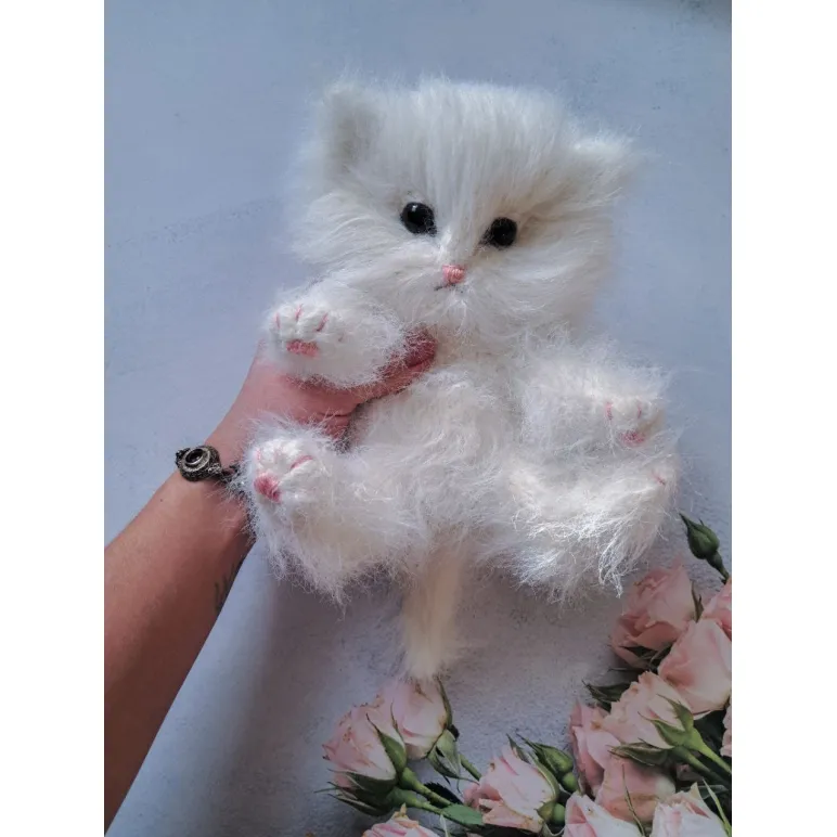 Котёнок вязаный, пушистый, белый Пушок