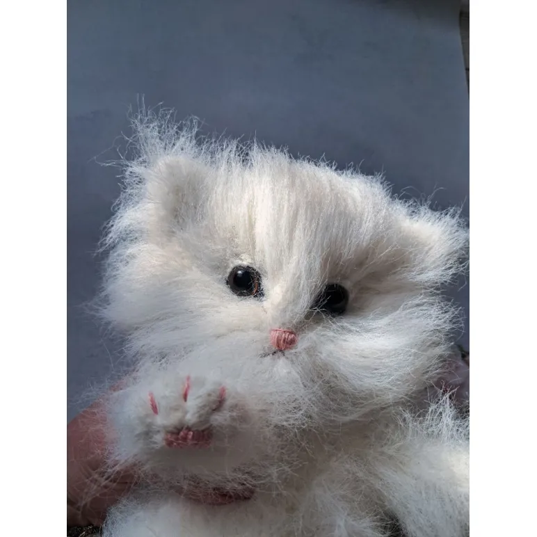 Котёнок вязаный, пушистый, белый Пушок