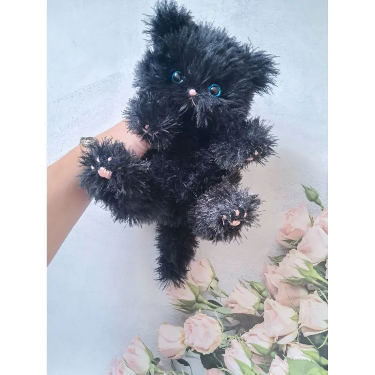Котёнок вязаный, пушистый, черный Пушок
