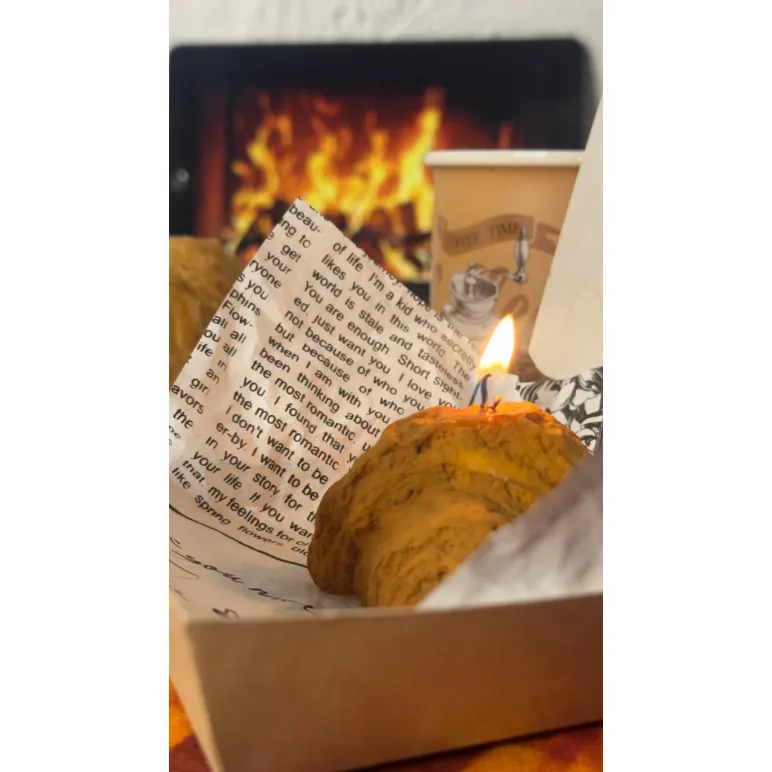 Интерьерная свеча Круассан в подарочной упаковке