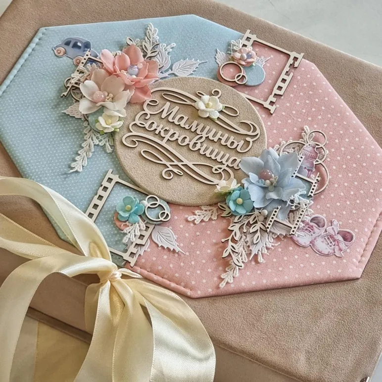 Два фотоальбома для мальчика и девочки. Две фоторамки на крышке коробки.