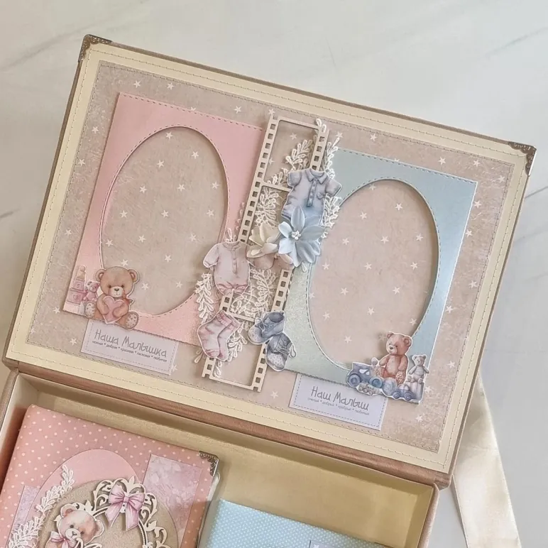 Два фотоальбома для мальчика и девочки. Две фоторамки на крышке коробки.
