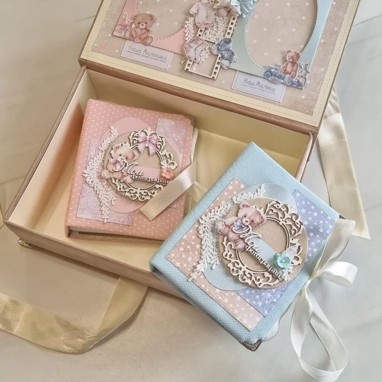 Два фотоальбома для мальчика и девочки. Две фоторамки на крышке коробки.