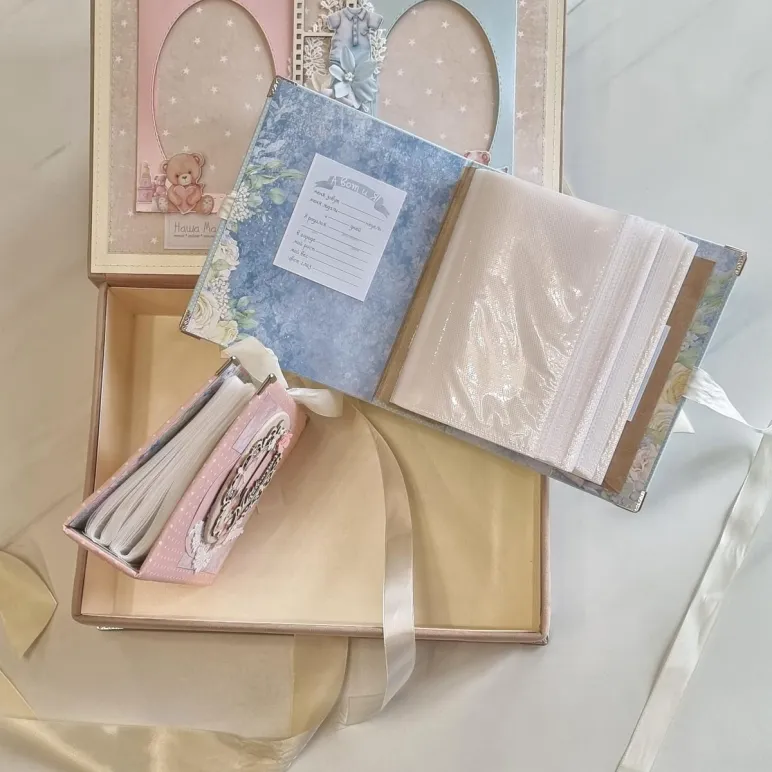 Два фотоальбома для мальчика и девочки. Две фоторамки на крышке коробки.