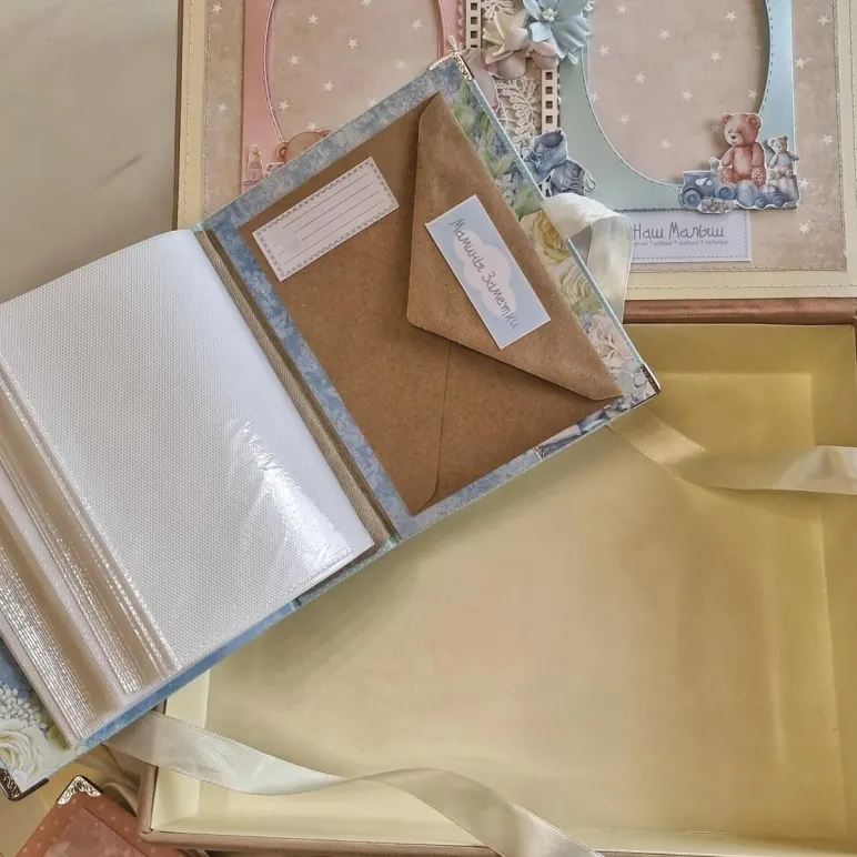 Два фотоальбома для мальчика и девочки. Две фоторамки на крышке коробки.