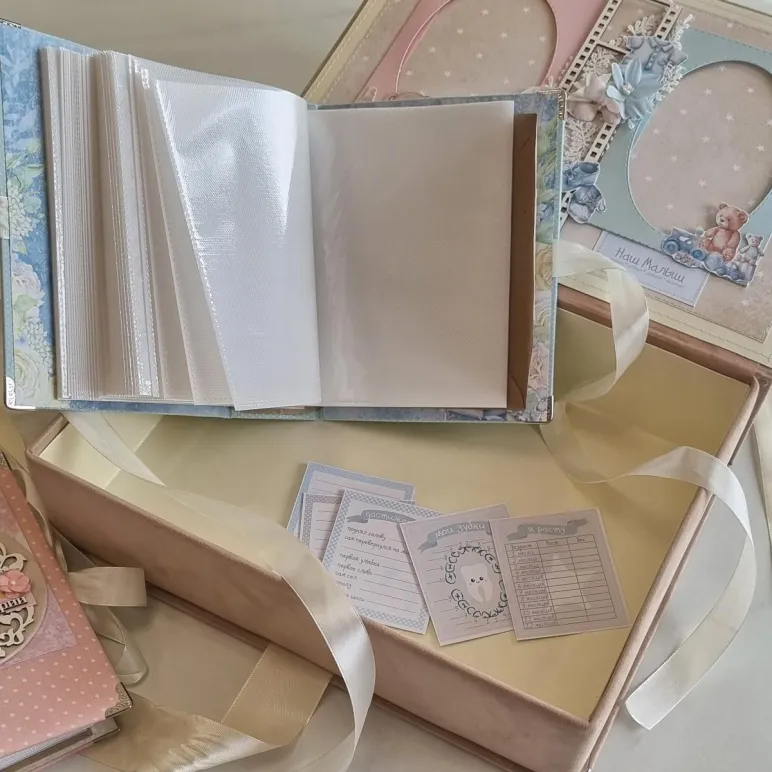 Два фотоальбома для мальчика и девочки. Две фоторамки на крышке коробки.