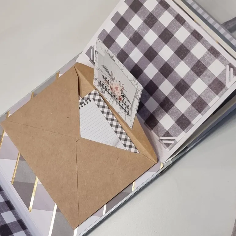 Фотоальбом ручной работы на 30 фотографий в подарочной упаковке с открыткой