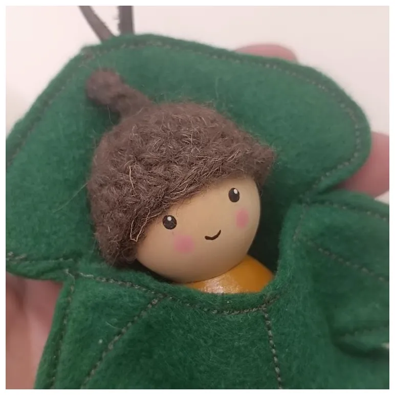 Вальдорфская куколка-гномик деревянная Желудь