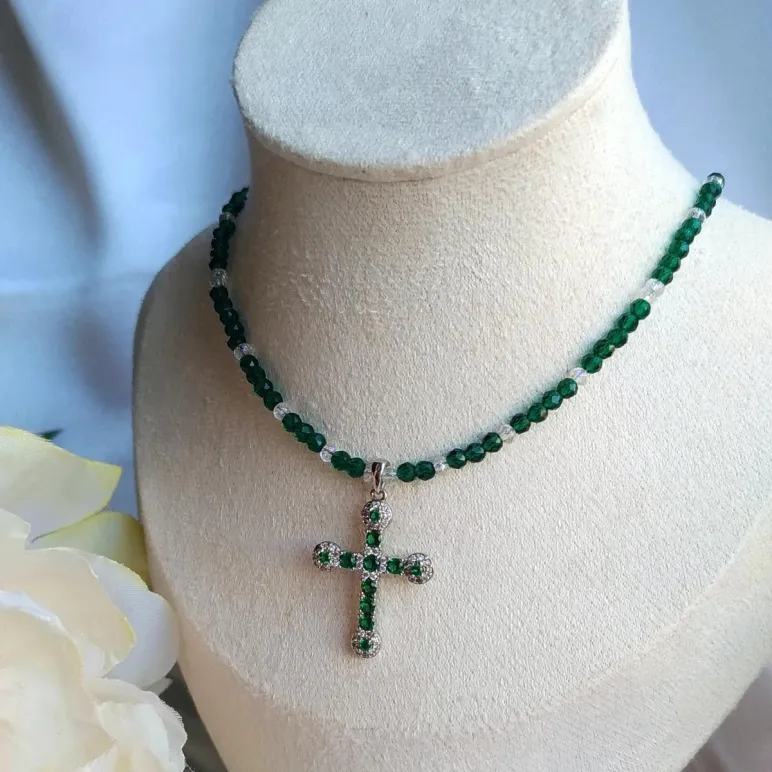 Чокер зеленая шпинель и крестик с цирконами