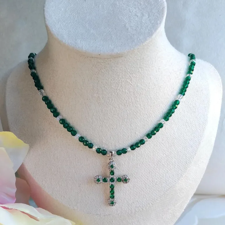 Чокер зеленая шпинель и крестик с цирконами