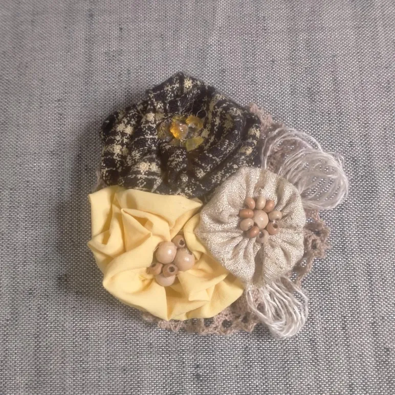 Текстильная брошь в стиле бохо