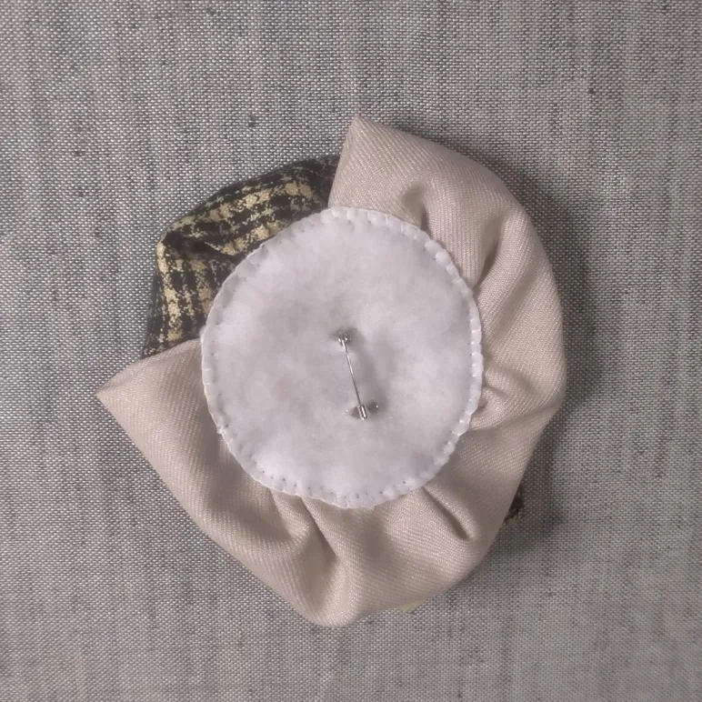 Текстильная брошь в стиле бохо