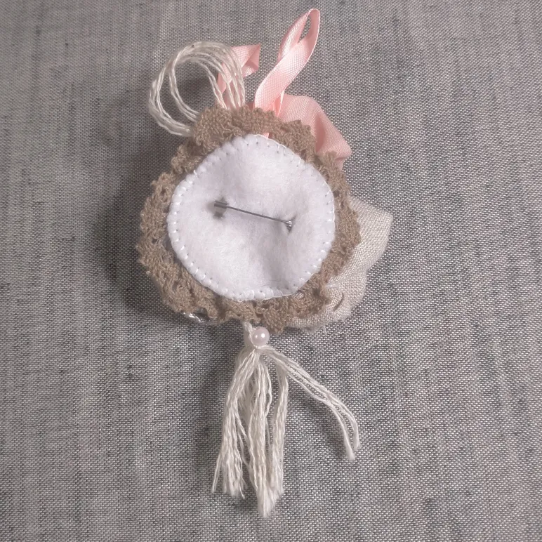 Текстильная брошь в стиле бохо