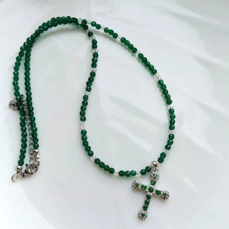 Чокер зеленая шпинель и крестик с цирконами