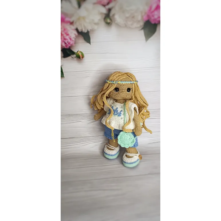 Куколка вязаная с одеждой и аксессуарами