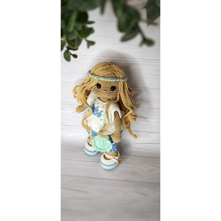 Куколка вязаная с одеждой и аксессуарами