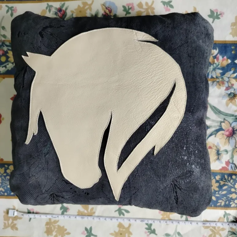 Декоративная подушка из натуральной кожи