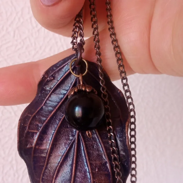 Колье "лист дёрена" с бусиной чёрного агата и хрустальной бусиной