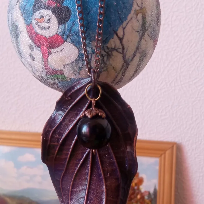 Колье "лист дёрена" с бусиной чёрного агата и хрустальной бусиной