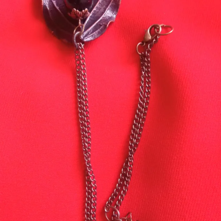 Колье "лист дёрена" с бусиной чёрного агата и хрустальной бусиной