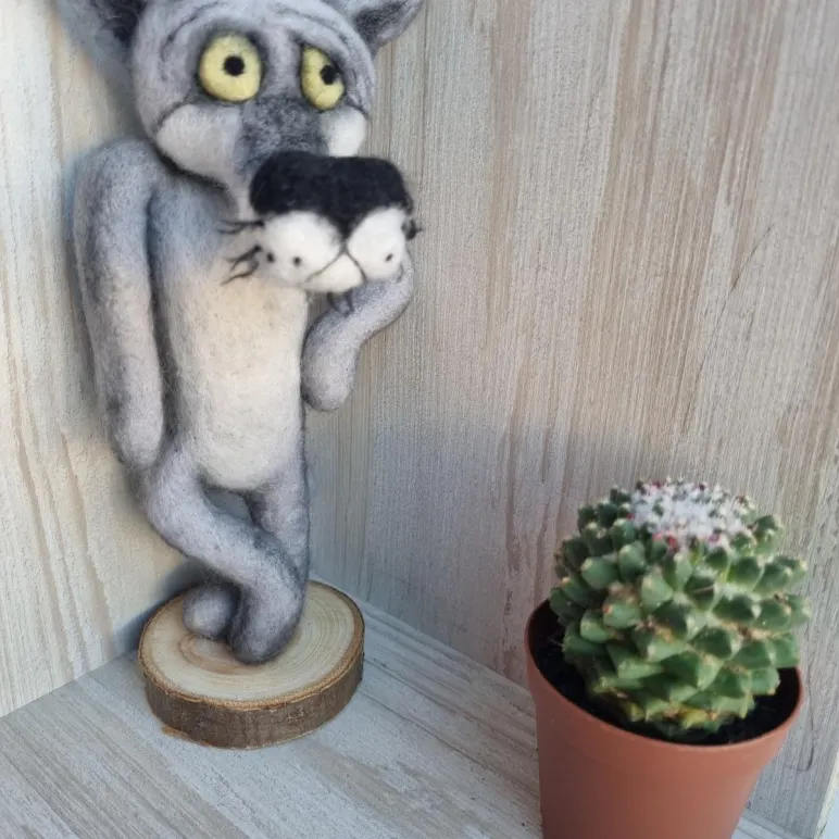 Игрушка Волк из шерсти