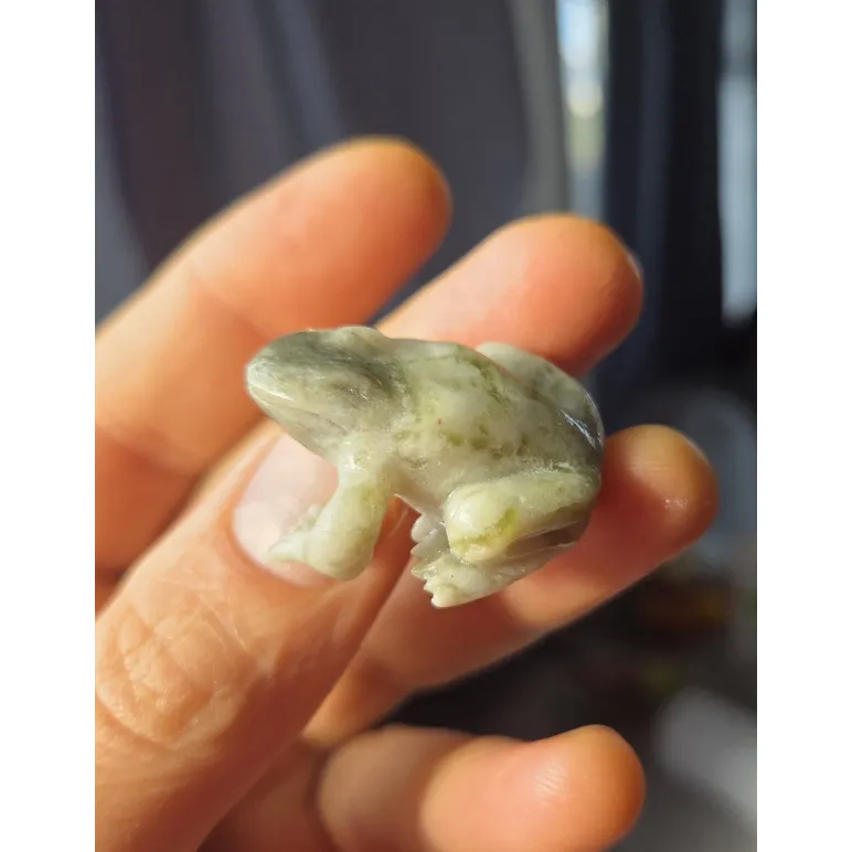 лягушка из натурального камня