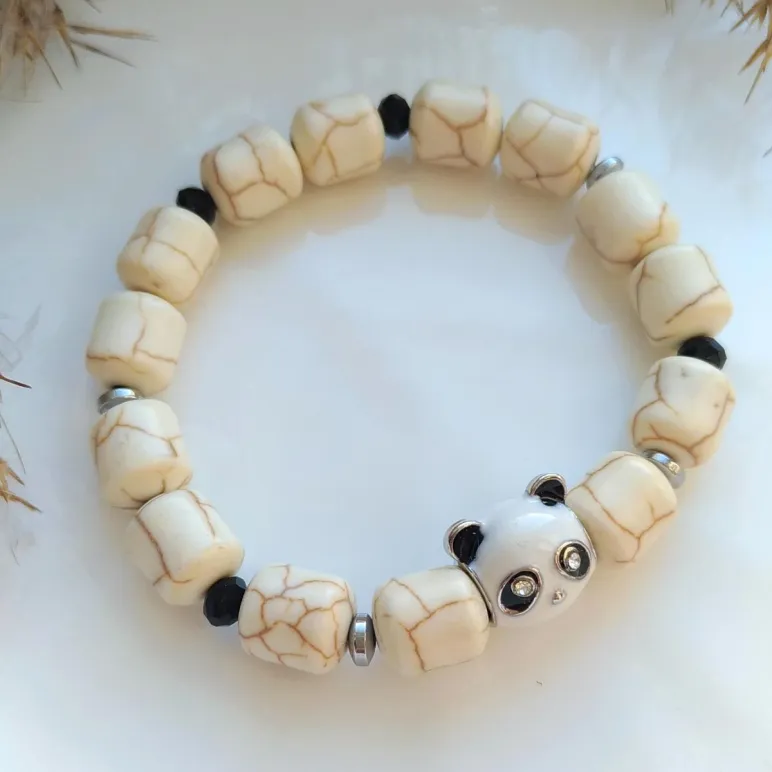 Женский браслет-талисман из молочного говлита