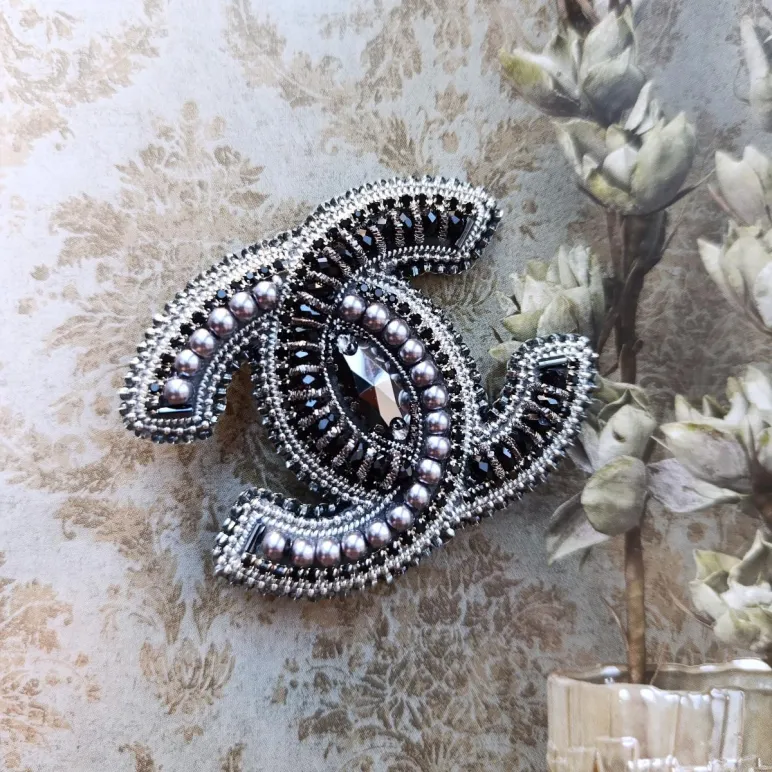 Брошь в стиле Шанель