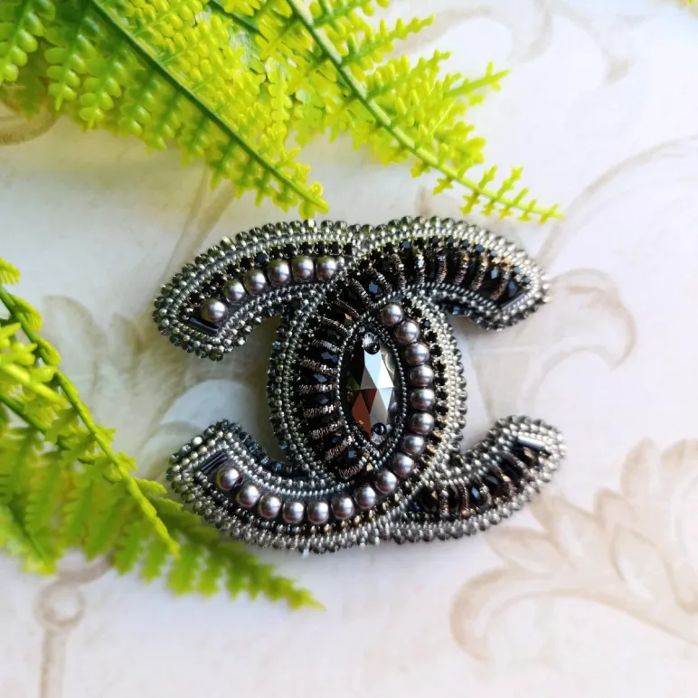 Брошь в стиле Шанель