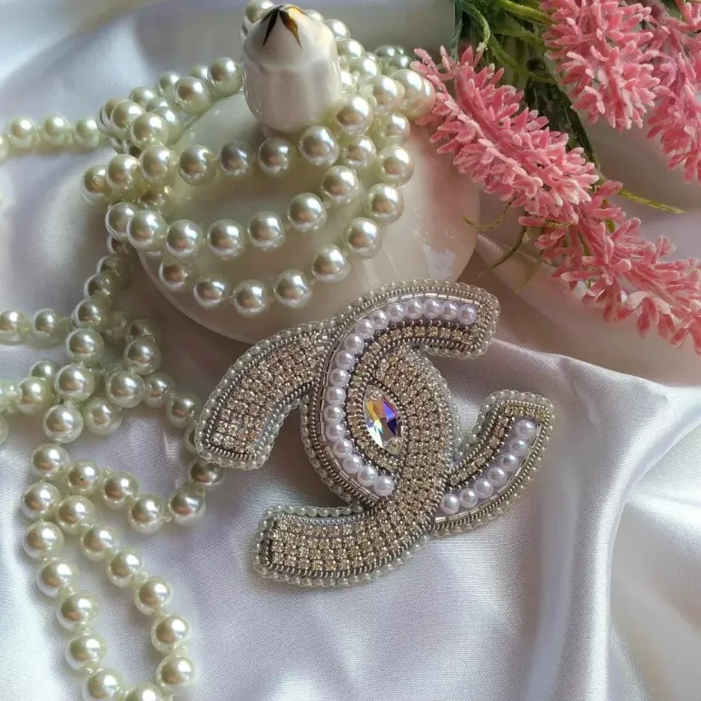 Брошь в стиле Шанель