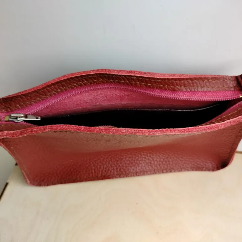 Сумка-косметичка из кожи