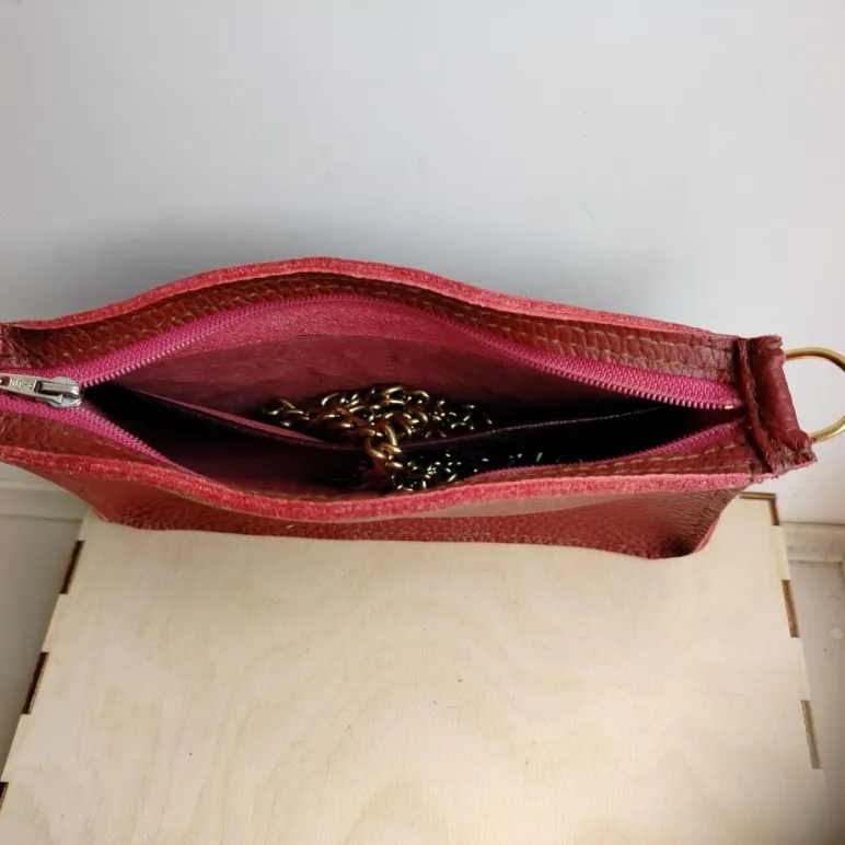 Сумка-косметичка из кожи