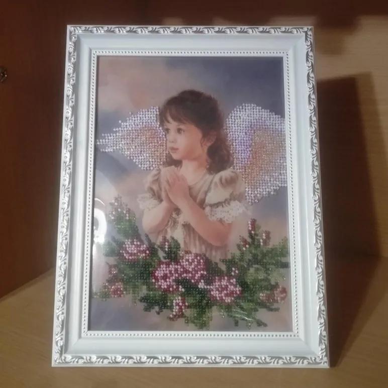 Картина вышитая бисером, ангелочек в розах