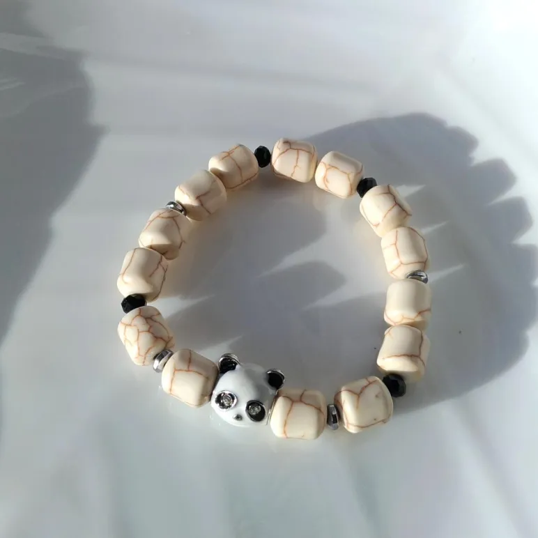 Женский браслет-талисман из молочного говлита