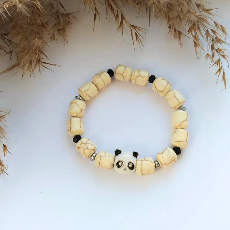 Женский браслет-талисман из молочного говлита