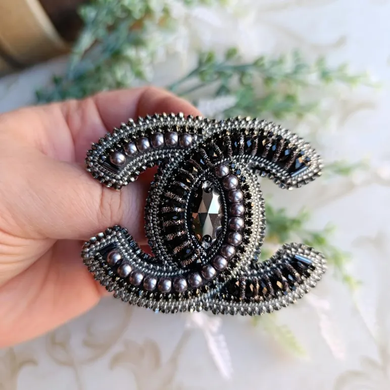 Брошь в стиле Шанель