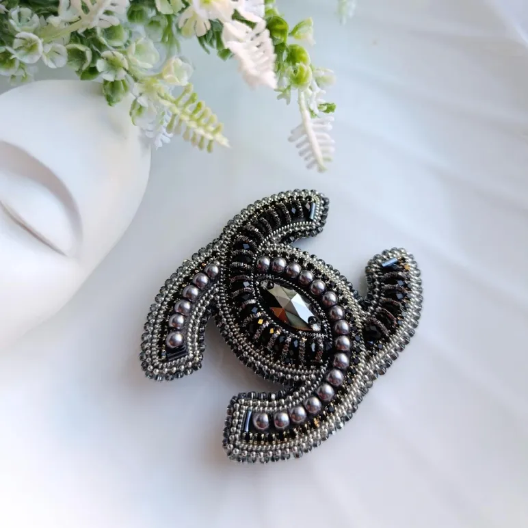 Брошь в стиле Шанель